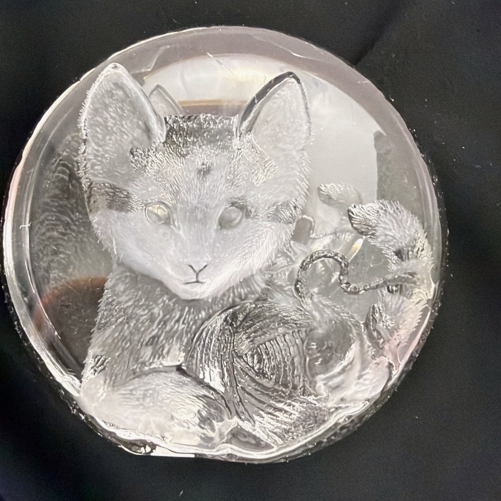 Mats Jonasson Sweden Full Lead Crystal Cat Yarn Ball Paperweight Intaglio 4"